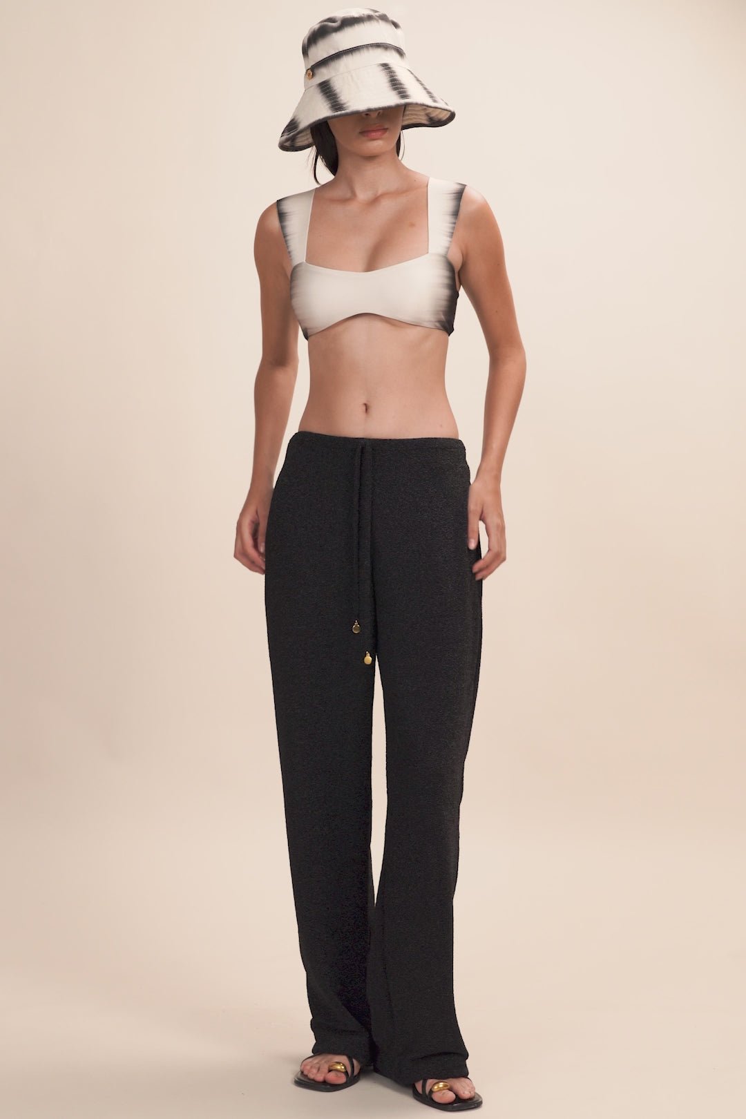 pantalon-negro-con-detellos-texturizados