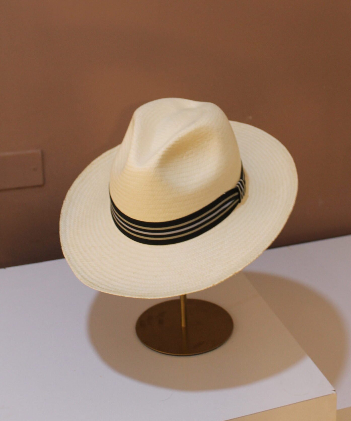 sombrero-blanco-franja-negra-borsalino