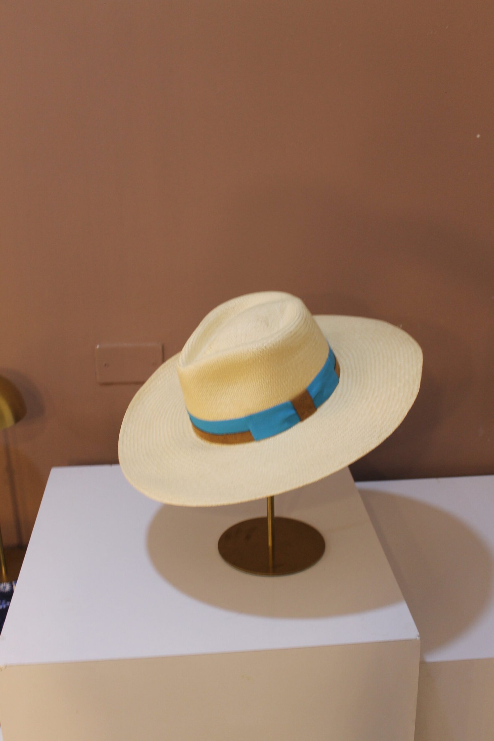 sombreo-blanco-australiano-alone-franja-azul-y-camel