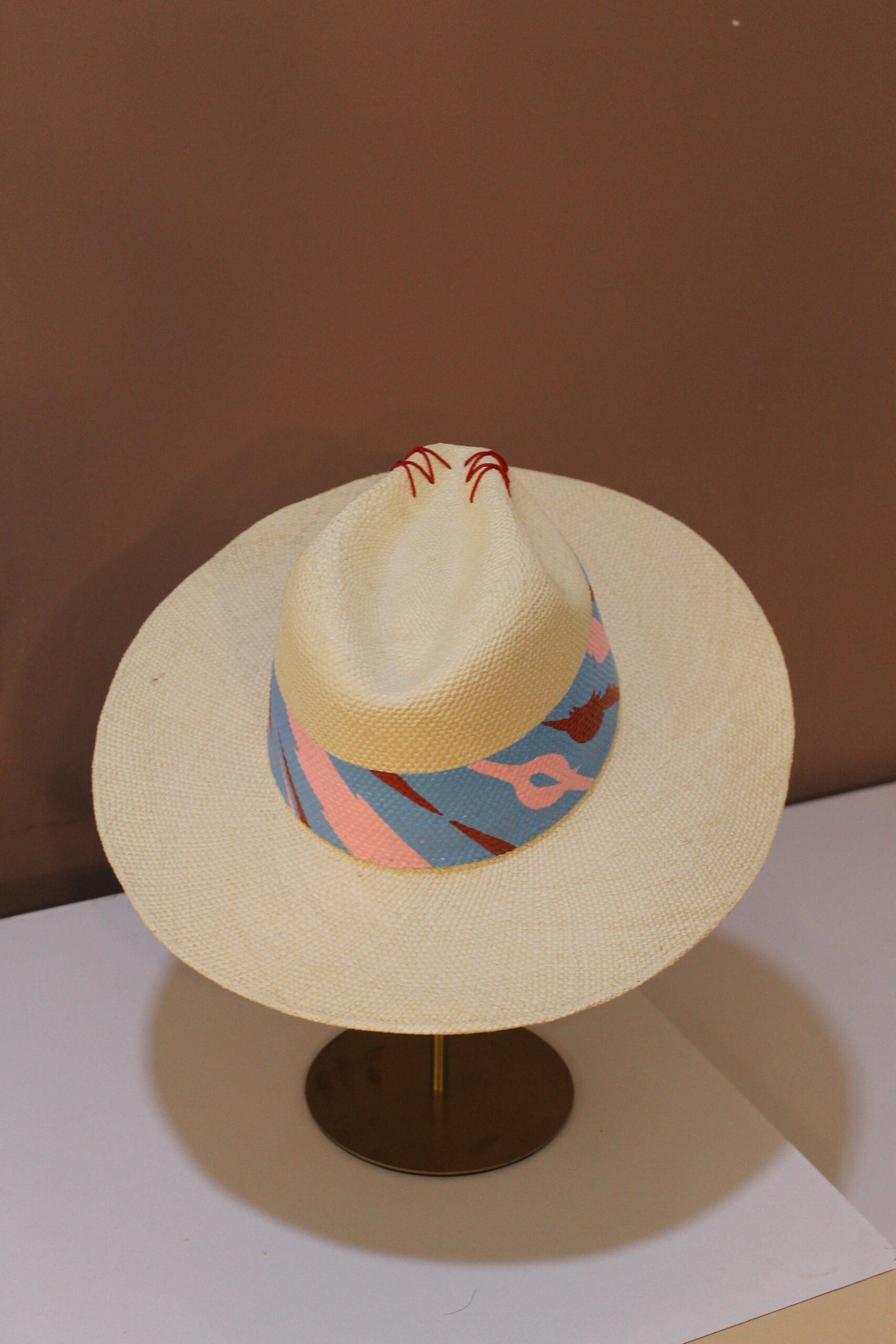 sombrero-blanco-franja-azul-rojo-y-rosa